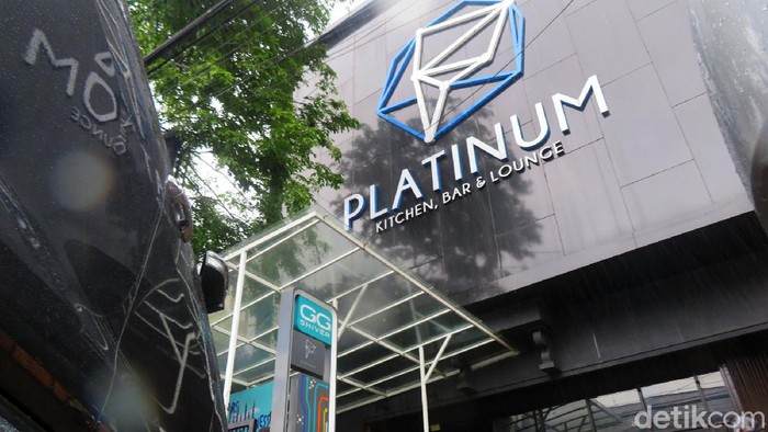 Melanggar protokol kesehatan (prokes) COVID-19, Platinum Cafe Yogyakarta akhirnya ditutup oleh Bidang Penegakan Hukum Gugus Tugas Penanganan COVID-19 Pemda D.I Yogyakarta. Sebelumnya, unit usaha ini sempat mendapatkan surat peringatan hingga 3 kali. Penutupan berlangsung untuk kurun waktu 3 X 24 jam.
