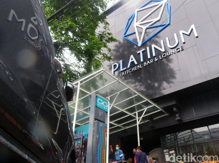 Melanggar protokol kesehatan (prokes) COVID-19, Platinum Cafe Yogyakarta akhirnya ditutup oleh Bidang Penegakan Hukum Gugus Tugas Penanganan COVID-19 Pemda D.I Yogyakarta. Sebelumnya, unit usaha ini sempat mendapatkan surat peringatan hingga 3 kali. Penutupan berlangsung untuk kurun waktu 3 X 24 jam.