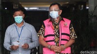 Hendrisman Rahim keluar dengan memakai masker.