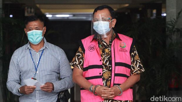 Mantan Dirut Jiwasraya Hendrisman Rahim Kembali Diperiksa Terdakwa kasus korupsi PT Asuransi Jiwasraya yang sudah divonis penjara seumur hidup, Hendrisman Rahim berjalan menuju mobil tahanan usai diperiksa penyidik, di Gedung KPK, Jakarta, Kamis (17/12/2020). Mantan Direktur Utama Jiwasraya yang sedang mengajukan proses banding tersebut diperiksa penyidik Kejaksaan Agung terkait pengembangan kasus di perusahaan pelat merah itu. Pekan lalu, Direktur Penyidikan Tindak Pidana Khusus Kejaksaan Agung Febrie Adriansyah menyatakan akan mengejar target menyelesaikan kasus Jiwasraya pada akhir 2020.