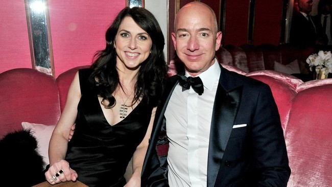 MacKenzie Scott, salah satu wanita terkaya di dunia jadi sorotan karena perceraiannya. Setelah cerai dari pria terkaya Jeff Bezos, kini ia cerai lagi dari suami keduanya Dan Jewett.Foto: BBC Magazine