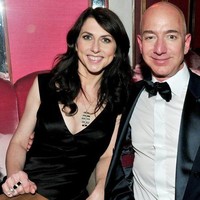 MacKenzie Scott, salah satu wanita terkaya di dunia jadi sorotan karena perceraiannya. Setelah cerai dari pria terkaya Jeff Bezos, kini ia cerai lagi dari suami keduanya Dan Jewett.Foto: BBC Magazine