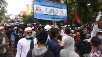 Massa yang mengatasnamakan Koalisi Umat Islam Cimahi-Kabupaten Bandung Barat gelar aksi damai di DPRD Kota Cimahi. 