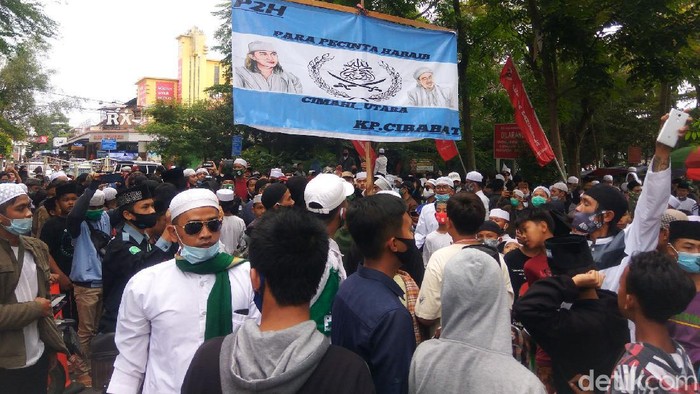 Massa di Cimahi Desak Habib Rizieq Dibebaskan Massa aksi dari berbagai ormas Islam dan santri di Kota Cimahi dan Kabupaten Bandung Barat (KBB) menggeruduk gedung DPRD Kota Cimahi menuntut pembebasan imam besar FPI Rizieq Shihab, Kamis (17/12/2020).