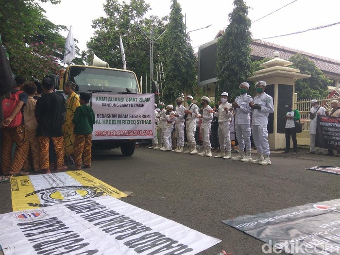 Massa di Cimahi gelar aksi desak Habib Rizieq dibebaskan.