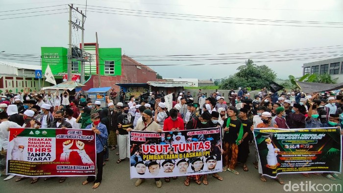 Massa kembali geruduk Mapolres Kuningan desak Habib Rizieq dibebaskan.