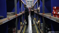 Chief Logistics Officer Philippe Jacques Auberger dan CEO of Lazada eLogistics Juan Jose Caldera Barboza melihat kondisi barang yang baru saja masuk ke dalam gudang penyimpanan.
