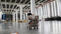Proses keluar dan masuknya barang tergantung dari jenis barang baik itu elektronik, makanan dan juga peralatan rumah tangga.