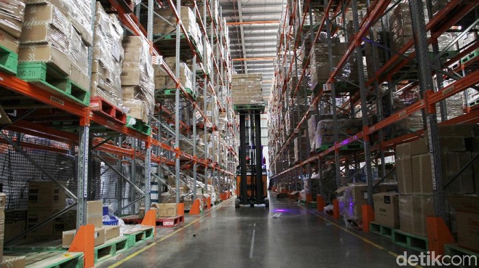 Melihat Gudang E-Commerce Lazada Vice President - Country Head of Business Functions Lazada Michael Willy Roosevelt (tengah) menceritakan tentang proses pengantaran dan juga pengiriman barang di gudang Lazada, Cimanggis, Depok, Jawa Barat, Kamis (17/12). Gudang penyimpanan berukuran besar ini menjadi pusat distribusi pengantaran dan juga pengiriman barang dari berbagai daerah di Indonesia
