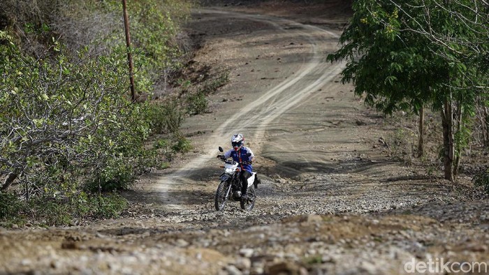 Irenius Prianbodo, mantri di BRI Cabang Kobalima, Kabupaten Malaka, Timor Tengah Selatan, NTT, menggunakan sepeda motornya menuju nasabah KUR BRI.