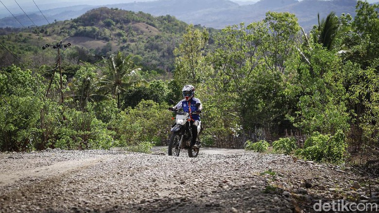 Melihat Perjuangan Mantri BRI Irenius Prianbodo, mantri di BRI Cabang Kobalima, Kabupaten Malaka, Timor Tengah Selatan, NTT, menggunakan sepeda motornya menuju nasabah KUR BRI.
