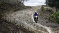Irenius Prianbodo, mantri BRI Unit Kobalima, Kabupaten Malaka, Timor Tengah Selatan, NTT, menggunakan sepeda motornya menuju nasabah KUR BRI. Beratnya medan yang harus dilalui oleh mantri BRI bukanlah alasan untuk tidak melayani para nasabah BRI.