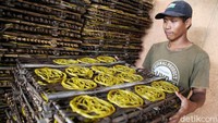 Memasuki musim hujan, produksi kerupuk menurun dari sekitar 80 bal menjadi 50 bal.