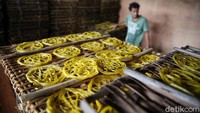 Kerupuk mentah itu dijemur di atas anyaman yang terbuat dari bambu.