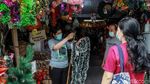 Foto: Berburu Pernak-pernik Natal di Pasar Asemka