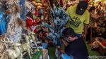 Foto: Berburu Pernak-pernik Natal di Pasar Asemka