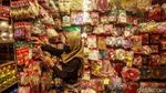 Foto: Berburu Pernak-pernik Natal di Pasar Asemka