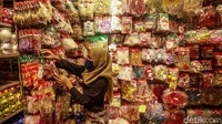Pasar Asemka memang menjual beragam pernak-pernik murah dan berkualitas termasuk pernak-pernik Natal.  