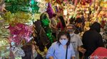 Foto: Berburu Pernak-pernik Natal di Pasar Asemka