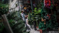 Berbagai macam ornamen Natal yang dijual di kawasan Pasar Asemka, Jakarta Barat, Kamis (17/12/2020).   