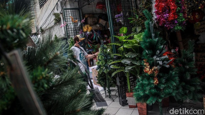Memburu Pernak-pernik Natal di Pasar Asemka Berbagai macam ornamen Natal yang dijual di kawasan Pasar Asemka, Jakarta Barat, Kamis (17/12/2020).