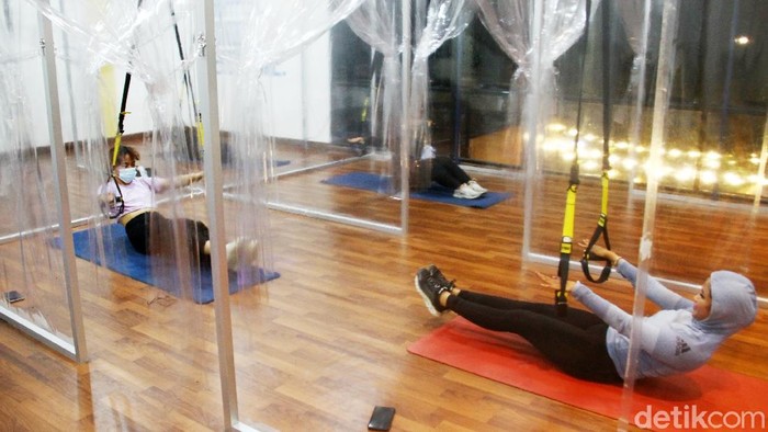Menengok Latihan Senam TRX di Tengah Pandemi Instruktur memberikan threatment kepada para peserta senam dalam latihan senam TRX atau Total Resistence Exercise yang berada di kawasan Jalan Ampera Raya, Jakarta Selatan, Rabu (16/12).