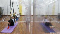 Di tengah pandemi studio senam TRX juga dirubah dengan membuat bilik yang dilapisi bahan plastik dan juga mengatur jarak dari satu peserta dengan peserta lainnya.  