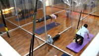 Selain di tempat kebugaran atau studio, senam TRX juga dapat dilakukan di rumah maupun di tempat kerja karena perangkat yang digunakan hanya menggunakan tali khusus TRX.  