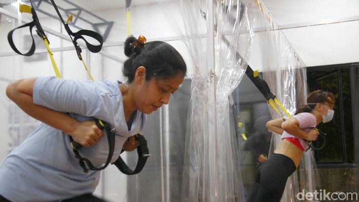 Menengok Latihan Senam TRX di Tengah Pandemi Instruktur memberikan threatment kepada para peserta senam dalam latihan senam TRX atau Total Resistence Exercise yang berada di kawasan Jalan Ampera Raya, Jakarta Selatan, Rabu (16/12).