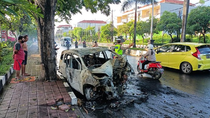 Mobil terbakar usai menabarak pohon di Bali (Dok Istimewa)