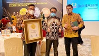 Penghargaan ” Trusted Company” based on Corporate Governance Perception Index (CGPI) pada ajang Indonesia The Most Trusted Companies Award 2019. CGPI adalah program riset dan pemeringkatan penerapan GCG pada perusahaan-perusahaan terkemuka di Indonesia melalui perancangan riset. Melalui riset ini, diharapkan perusahaan dapat senantiasa meningkatkan kualitas penerapan konsep corporate governance. Foto: dok. MTF
