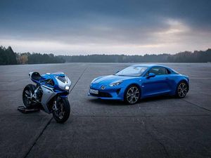 MV Agusta Superveloce Alpine, Motor Sport Klasik yang Kolaborasi dengan Merek Mobil