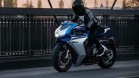 Sebagai informasi, MV Agusta Superveloce Alpine dibanderol € 36.300 atau setara Rp 627,4 juta. Motor ini diproduksi terbatas hanya 110 unit. Menariknya,  MV Agusta Superveloce Alpine ludes terjual dalam beberapa jam setelah peluncuran. Foto: MCN