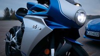Dari segi sasis dan mesin tidak ada ubahan. Motor ini masih menggendong mesin triple 798cc, yang bisa menghasilkan tenaga puncak 146 dk. Tidak hanya mesin, sistem elektronik di MV Agusta Superveloce Alpine juga masih sama speknya dengan versi standarnya. Foto: MCN