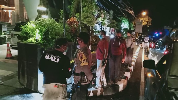 Olah TKP pengrusakan di hotel milik Wakil Bupati Pati Saiful Arifin, Minggu (13/12/2020)