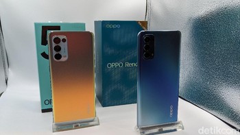 Oppo Reno5 Fantasy Silver disandingkan dengan Reno4. Dilihat sekilas, keduanya tidak memiliki perbedaan signifikan secara fisik. Foto: Virgina Maulita Putri/detikINET