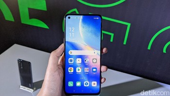 Tapi begitu beralih ke bagian depan, bisa dilihat Oppo Reno5 hanya memiliki satu kamera depan. Foto: Virgina Maulita Putri/detikINET