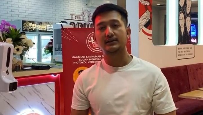 Video pembukaan restoran premium milik Crazy Rich Surabaya viral karena tampak ada kerumunan orang sambil berjoget. Pemilik resto, Tomli Wafa (30) mengaku telah dipanggil dan diperiksa polisi.