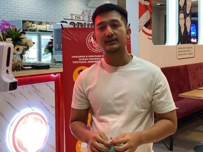 Video pembukaan restoran premium milik Crazy Rich Surabaya viral karena tampak ada kerumunan orang sambil berjoget. Pemilik resto, Tomli Wafa (30) mengaku telah dipanggil dan diperiksa polisi.