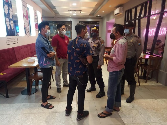 Video pembukaan restoran premium milik Crazy Rich Surabaya viral karena tampak ada kerumunan orang sambil berjoget. Polisi mengusulkan pencabutan izin resto tersebut.