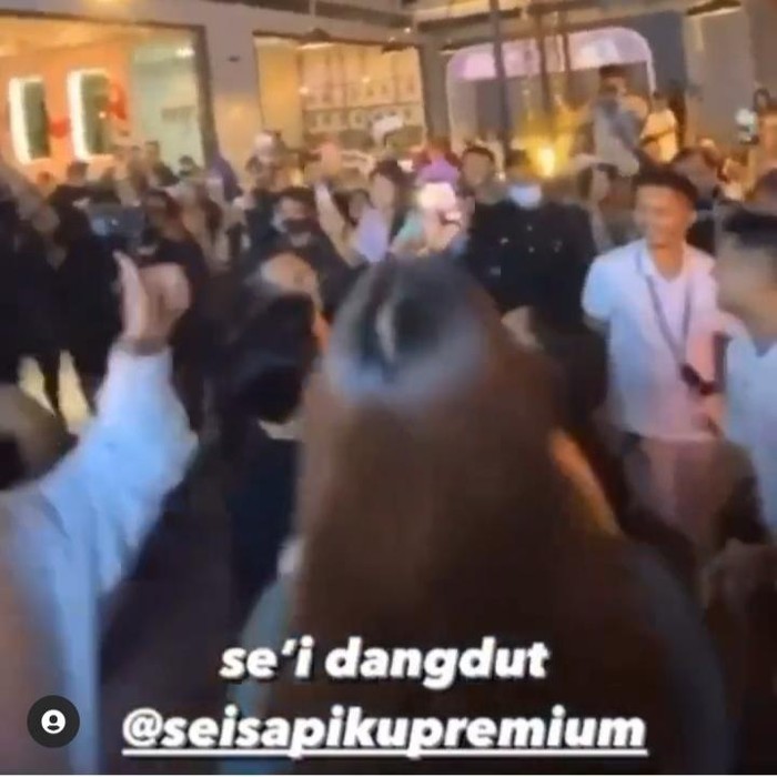 Sebuah video pembukaan restoran premium di Surabaya viral dan menjadi sorotan warganet. Sebab tampak kerumunan orang asik berjoget dalam restoran.