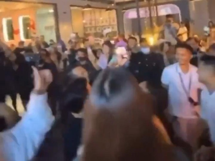 Sebuah video pembukaan restoran premium di Surabaya viral dan menjadi sorotan warganet. Sebab tampak kerumunan orang asik berjoget dalam restoran.