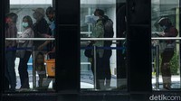 Salah satu poin dan Ingub dan Sergub ini adalah mengenai kapasitas kantor. Dalam Seruan Gubernur Nomor 17 poin 1b Anies membatasi kapasitas jumlah orang yang bekerja di kantor menjadi 50 persen. 