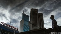 Selain itu, jam operasional kantor juga dipangkas hanya sampai pukul 19.00 WIB.