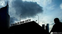 Anies berharap dengan dikeluarkannya Instruksi Gubernur dan Seruan Gubernur dapat menekan lonjakan kasus virus Corona di DKI Jakarta. 