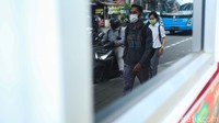 Anies juga meminta mal, restoran, dan tempat wisata tutup pada pukul 21.00 WIB. Pengecualian ada pada 24-27 Desember dan 31 Desember-3 Januari, yaitu tutup pukul 19.00 WIB.