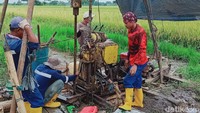 Sejumlah pekerja teknik mulai diterjunkan di lahan calon jalan tol Yogya-Solo di Kecamatan Polanharjo, Kabupaten Klaten.  