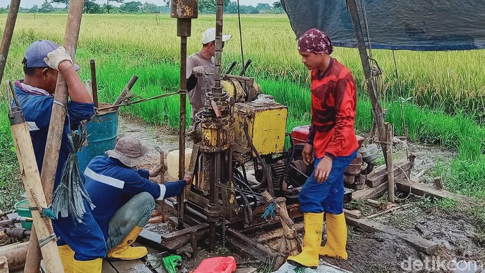 Sejumlah pekerja teknik mulai diterjunkan di lahan calon jalan tol Yogya-Solo di Kecamatan Polanharjo, Kabupaten Klaten.
