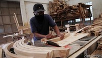 Salah satu yang diproduksi adalah kursi.