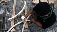 Mereka membuat berbagai macam furnitur.